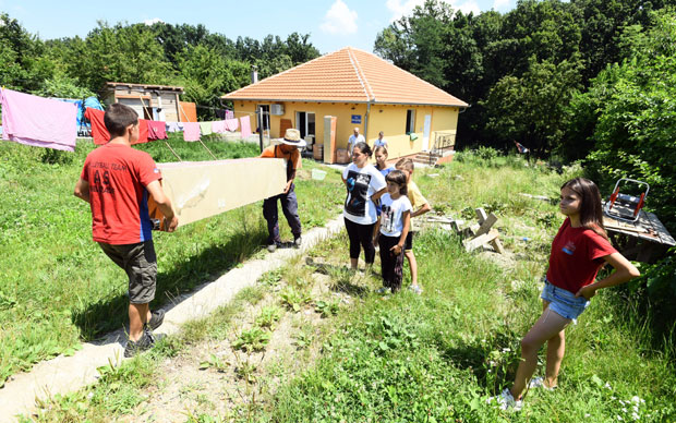 НЕОПИСИВА СРЕЋА ДВЕ ПОРОДИЦЕ: Нови намештај за Виторовиће и Стаменковиће
